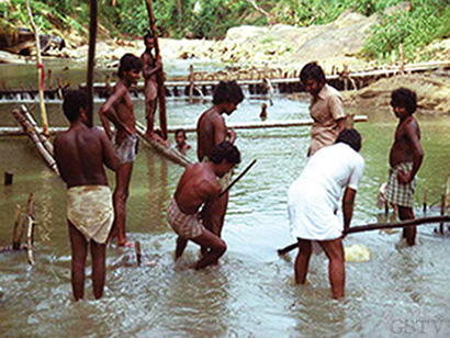 スリランカの伝統的な河川での採掘現場