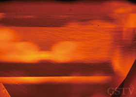 CVDダイヤモンドの積層成長模様とオレンジ色蛍光