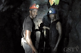 ④ 蒸し暑い地下での厳しい環境で働く鉱夫