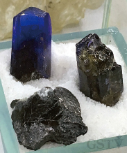 タンザニア北部に位置するメレラニ山丘から産出されたタンザナイトの結晶原石