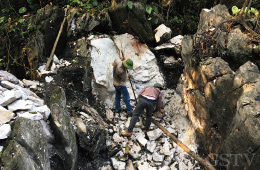 ベトナム北部のルクエン地域に多くの大理石が分布し、ピンクやブルーなどのスピネルが採掘されています。