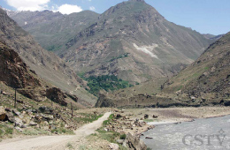世界で最も古いスピネルの採掘現場-タジキスタンのKuh-i-Lal鉱山 (Vincent Pardieu撮影)