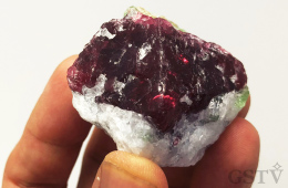 タンザニアのTunduruから産出されて大理石中の紫がかったレッドスピネル結晶