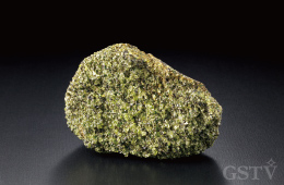 多くの結晶質の橄欖石(オリビン)から構成された橄欖岩