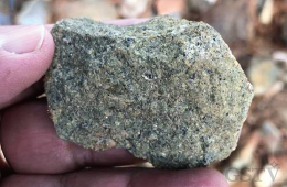 再結晶化したペリドットはこの変成作用を受けた橄欖岩の接合部から見つかります。