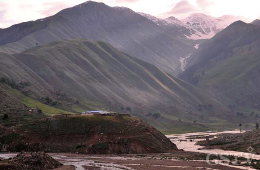 高峰をそびえるパキスタンのSapat谷に位置するペリドット鉱山(Vincent Pardieu撮影)