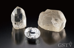アフリカのナイジェリア、Klein Spitzkoppe地域からの無色トパーズの結晶とファセット石