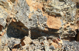 赤ピンク色のトパーズはこのkatlang鉱山の炭酸塩中の断層隙間から採掘されます(撮影者Ikram, Friends of Minerals Forumから引用)