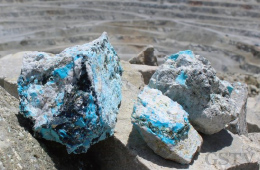 歴史的に著名なトルコ石の産地ーネイシャブルと母岩に含まれる原石