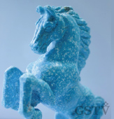斑点模様を含むイラン産トルコ石の馬彫刻品(Bahareh Shirdam提供)