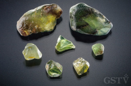 スリランカ産ロータイプの緑色のジルコン原石