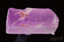 写真では結晶の長軸方向に最も濃い紫ピンク色を示します