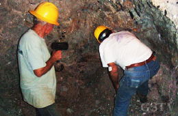 パラ鉱山内でペグマタイト鉱脈中にトルマリンやクンツァイトを含むポケットを探します