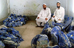 アフガニスタンのバダクシャンから採掘されたラピスラズリの原石(Pala Internationalから引用)