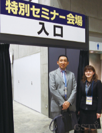 セミナー会場入口でアヒマディ博士とGSTV宝石学研究所の江口さんをキャッチ！