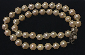 お母様の形見の真珠のネックレス