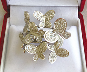 幸運を運ぶ「蝶々」の指輪は一番のお気に入り