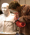 プミポン国王の胸像を彫刻するミシャエル氏