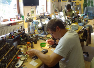 旧工房で作業に没頭するミシャエル氏。 旧工房で作業に没頭するミシャエル氏。