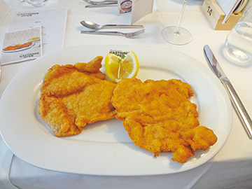 ウィーン伝統料理Wiener Schnitzelウィナーシュニッツェル（仔牛のカツレツ）