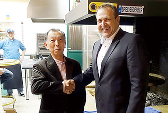 市長Frank Fruhauf氏と筆者 市長Frank Fruhauf氏と筆者