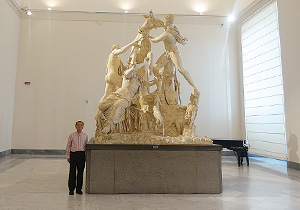1Fホールに展示されている「ファルネーゼの雄牛」 1Fホールに展示されている「ファルネーゼの雄牛」