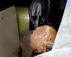 大きな専用カッターで原石を細かく切断します 大きな専用カッターで原石を細かく切断します