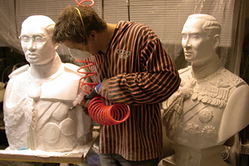 プミポン国王の胸像を彫刻するミシャエル氏