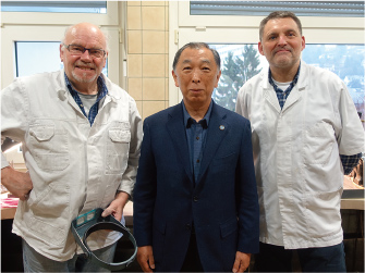 工房にて。(左からバステン氏、筆者、ステファン氏) 工房にて。(左からバステン氏、筆者、ステファン氏)