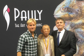 パウリー氏のお孫さん(左)と筆者 パウリー氏のお孫さん(左)と筆者