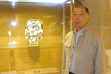 2018年にドイツ宝石博物館で特別展示された世界三大カメオの復元作品の一つ「フランスの大カメオ」(ゲルハルド・シュミット氏彫刻)と筆者 2018年にドイツ宝石博物館で特別展示された世界三大カメオの復元作品の一つ「フランスの大カメオ」(ゲルハルド・シュミット氏彫刻)と筆者