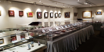 500点以上の手彫りカメオが展示されているストーンカメオミュージアム(要事前予約) 500点以上の手彫りカメオが展示されているストーンカメオミュージアム(要事前予約)