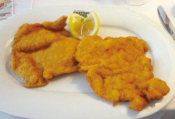 ウィーン伝統料理 Wiener Schnitzel ウィナーシュニッツェル(仔牛のカツレツ) ウィーン伝統料理 Wiener Schnitzel ウィナーシュニッツェル(仔牛のカツレツ)