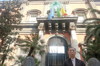 ナポリ考古学博物館入口にて ナポリ考古学博物館入口にて