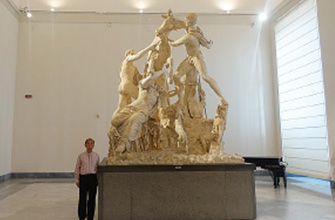 1Fホールに展示されている「ファルネーゼの雄牛」 1Fホールに展示されている「ファルネーゼの雄牛」