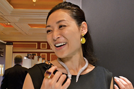 クチュールでハイジュエリーをつけご満悦の小俣さん クチュールでハイジュエリーをつけご満悦の小俣さん