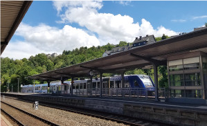 駅のホームからも山々の木々が目に入ります