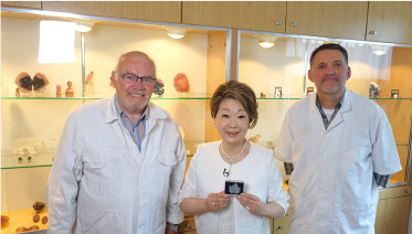 ベテラン彫刻家クラウス・バステン氏(左)と四代目当主ステファン・クライン氏(右)とともに ベテラン彫刻家クラウス・バステン氏(左)と四代目当主ステファン・クライン氏(右)とともに
