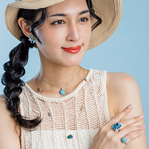 日常をバカンスにする青いジュエリー