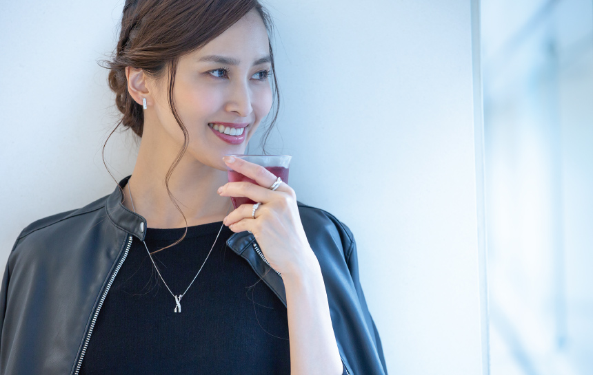 モノトーン辛口コーデにリリーの輝き モノトーン辛口コーデにリリーの輝き